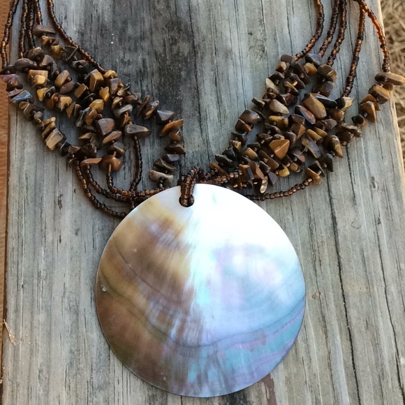 Gorgeous Shell Statement Necklace - Picture 2 of 6